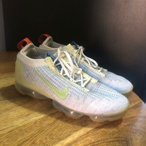 Nike VaporMax Flyknit in White/grey and Green